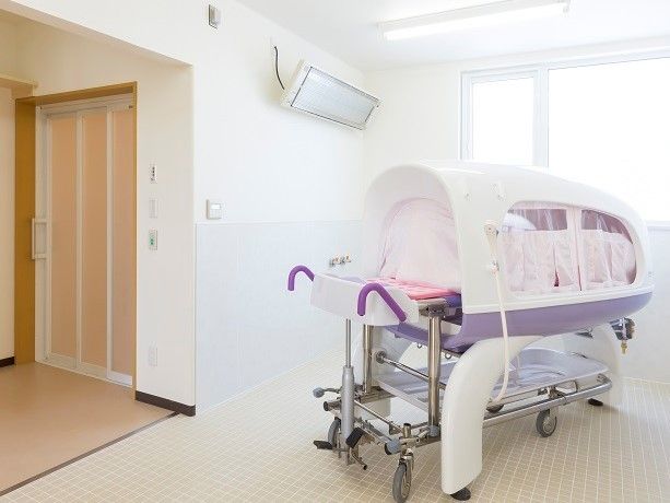 施設スタッフの介助により、お身体を寝かせたまま入浴することができる。入浴装置には車輪が付いており、段差のない浴室周辺を自在に移動できる。