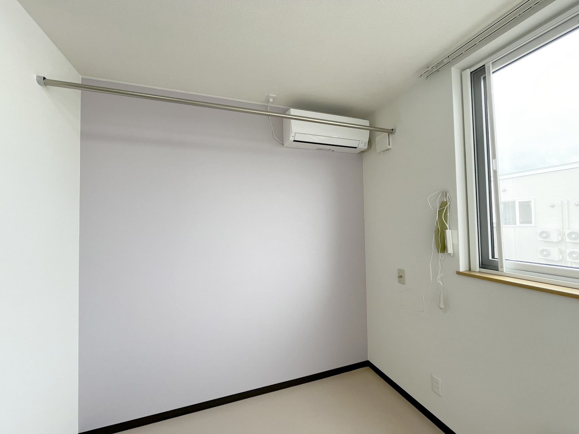 窓際のエアコン付き部屋