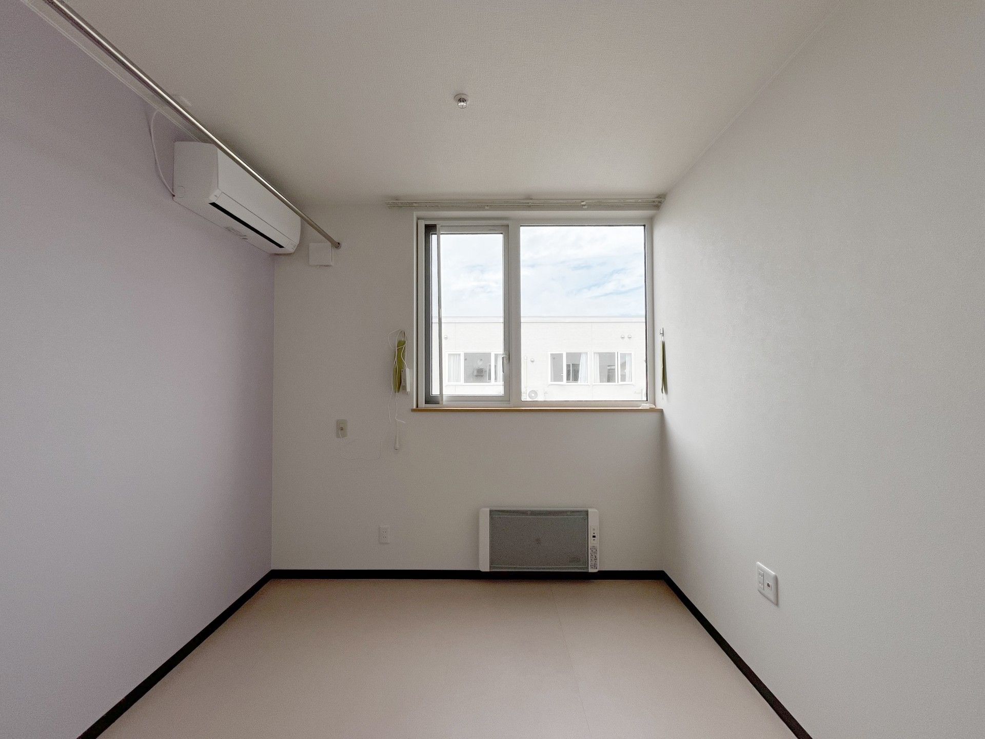 窓のある明るい部屋