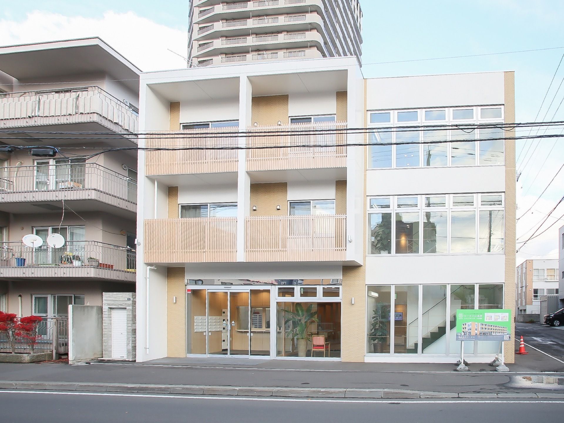 マンションのようなデザイン性あふれた３階建ての施設建物である。マンションや住宅などが隣接している。建物には、大きめの窓が設置されている。