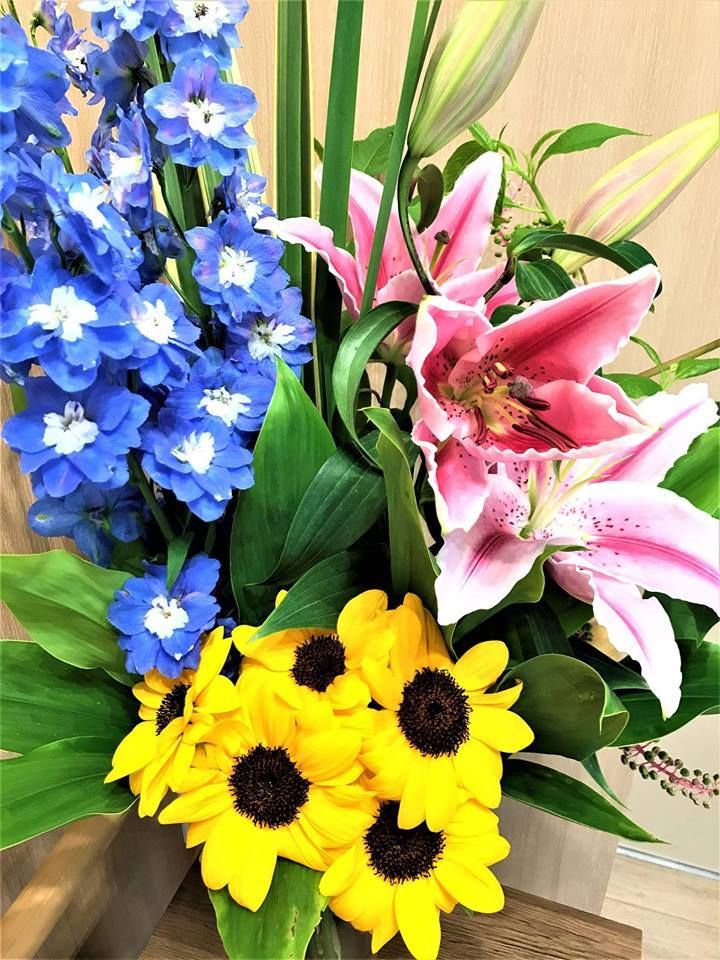 小さなテーブルの上に置かれた、鮮やかな色の３種類の花