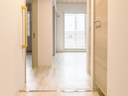 段差のない広々とした居室。窓が大きく明るい雰囲気。出入り口横には収納スペースがある。