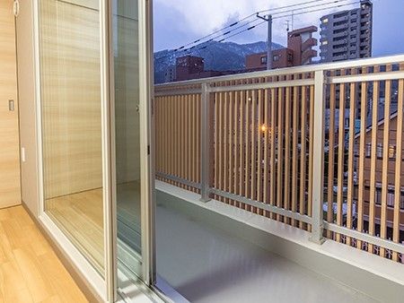 手すりが付いた広いベランダが付いた居室。住みなれた街を眺めることができる。