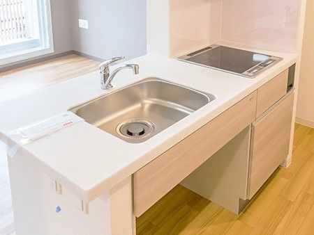 すっきりとしたキッチンはオール電化で安全。IHクッキングヒーターがついている。