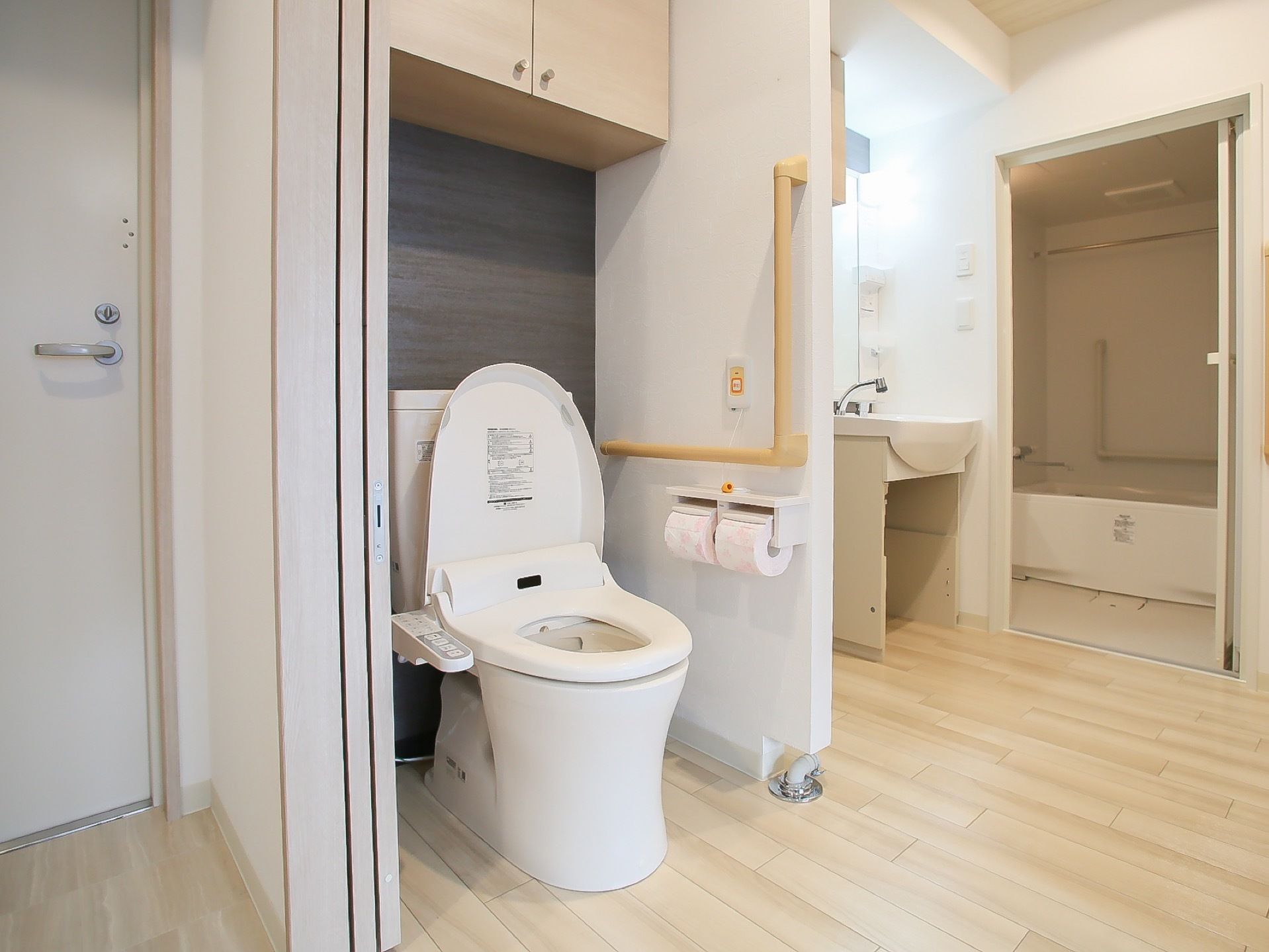 トイレと洗面台、浴室の水廻り設備が一つの空間に収まっている機能的なデザイン。広々としているのでくつろいで利用することができる。