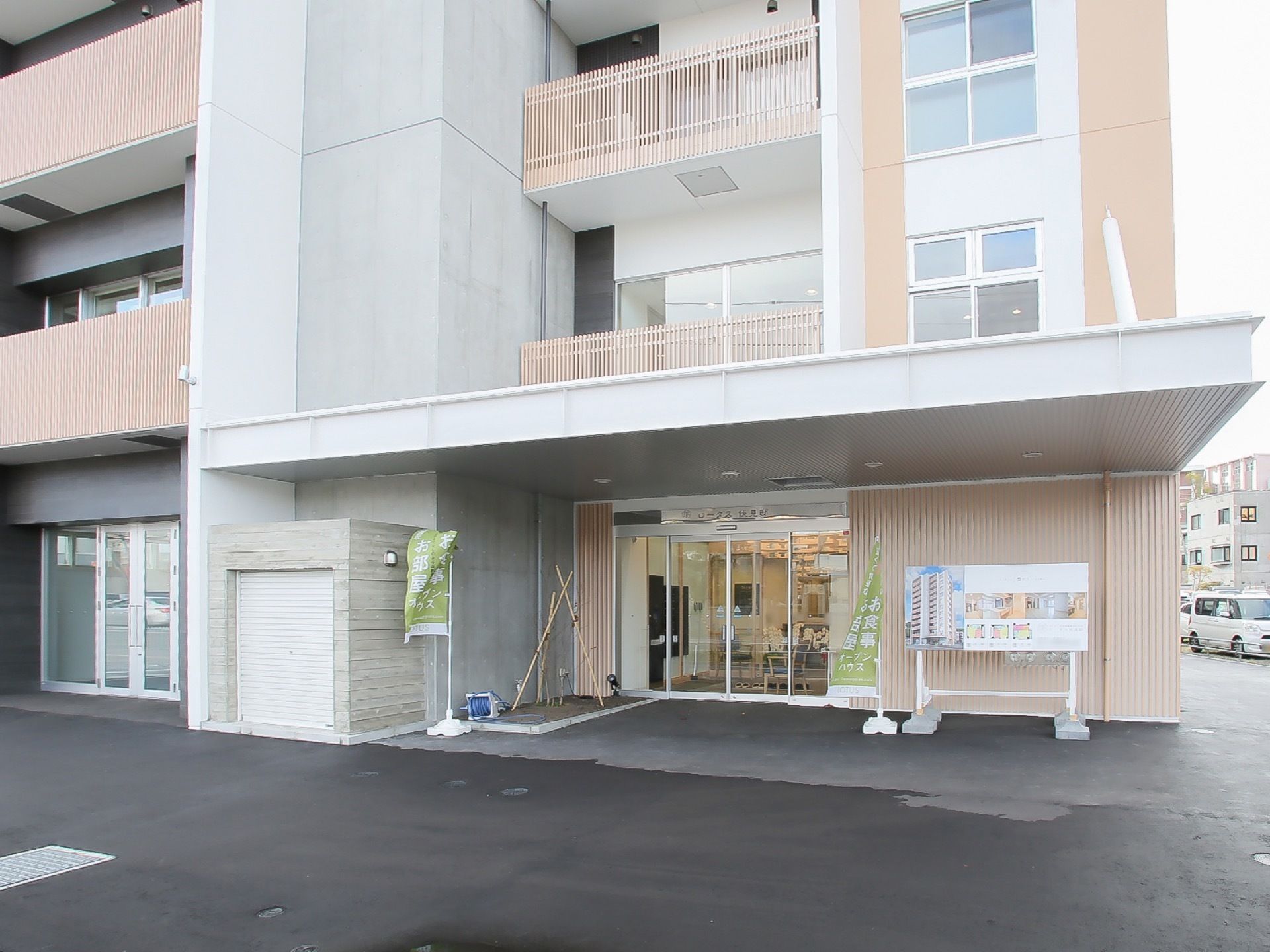 エントランスには屋根がついているので、車寄せのように使用すれば雨や雪に濡れることなくスムーズに施設に出入りすることができる。