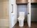 左に浴室、中央にトイレが設置されている。温水洗浄便座が取りつけられている。便座横に操作パネルがある。