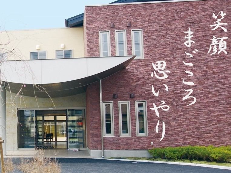 ガラス製の自動ドアの玄関が設置されている、施設の外観