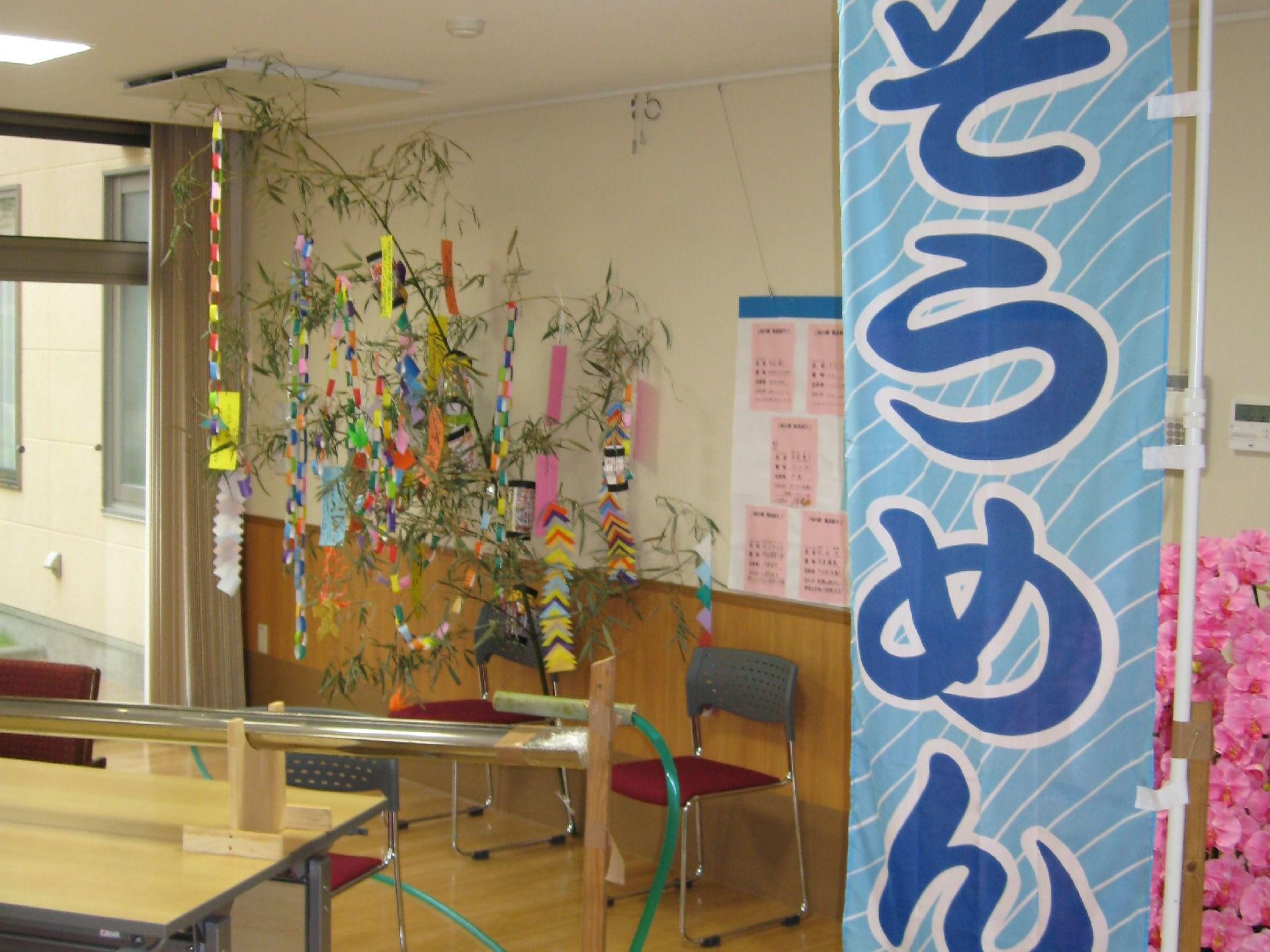 当施設では入居者様に様々なレクリエーションを楽しんでいただいており、夏のそうめん流しも人気のイベントである。