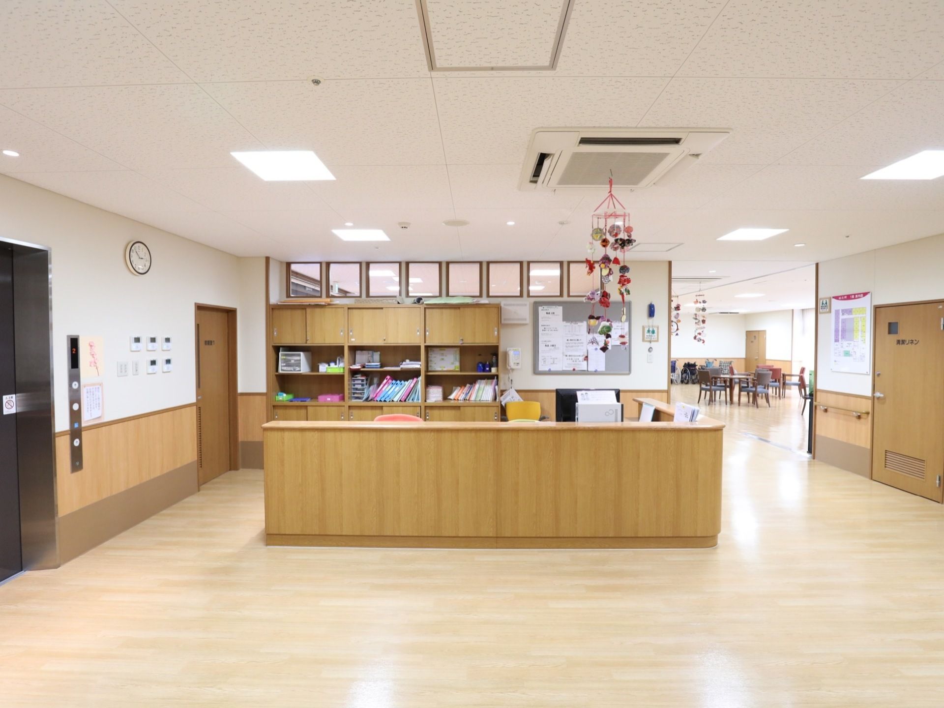 フラットなフロアの一角にスタッフの待機場所を設けている。仕切りは低いカウンターのみなので見通しが良い。