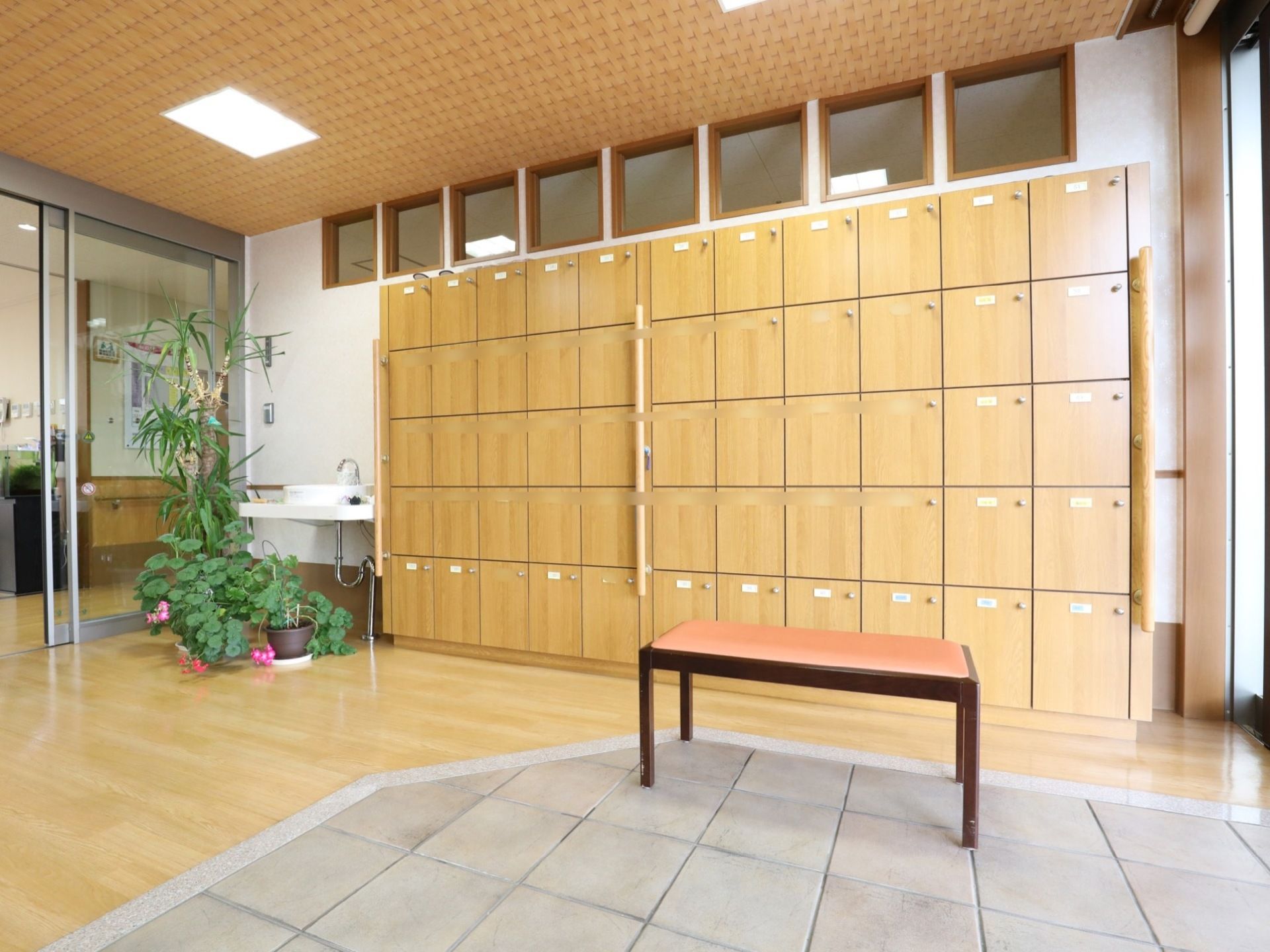 バリアフリーとなっている玄関では、安全に出入りすることができる。靴箱が設置され、常に整理整頓されている。