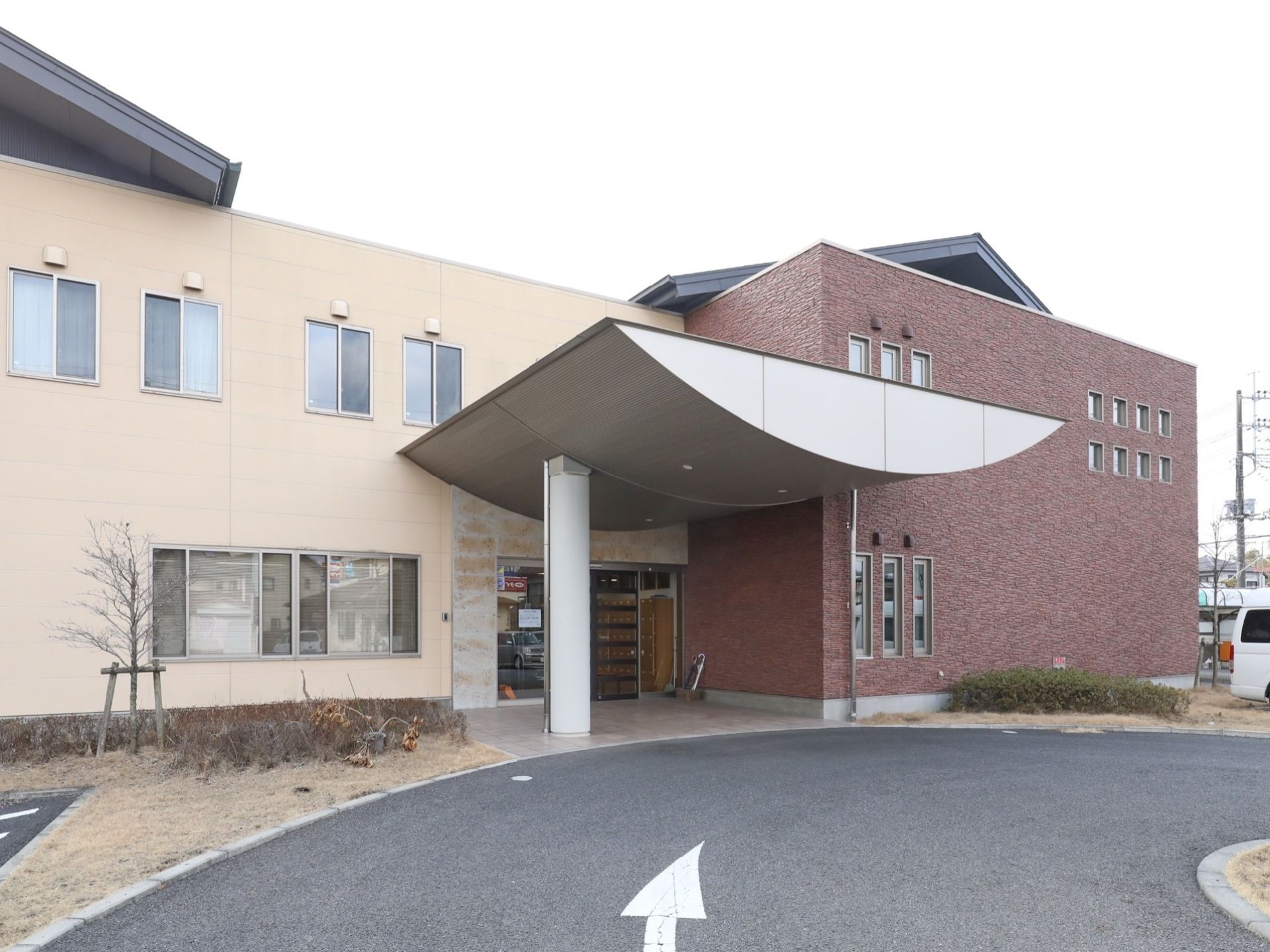 入口には屋根があり、車への移動が雨に濡れずに行え便利である。雨の日の外出の準備も濡れずに落ち着いてすることができる。