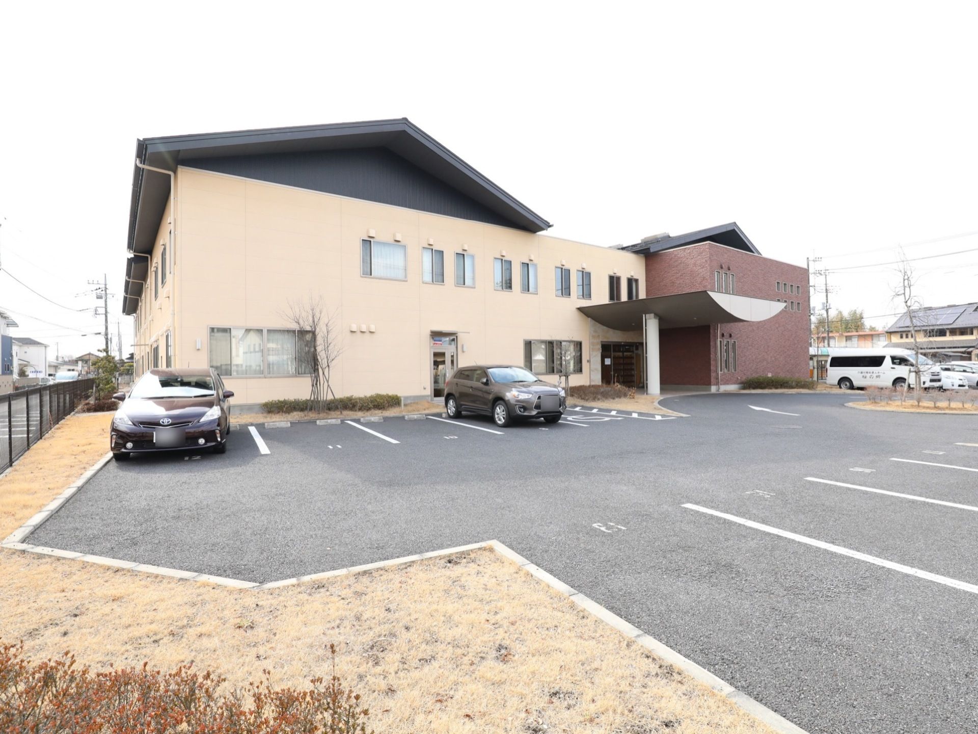 施設には駐車場を完備しており、来訪時に使用することができる。バリアフリーで整備されており、車椅子での移動もスムーズにできる。