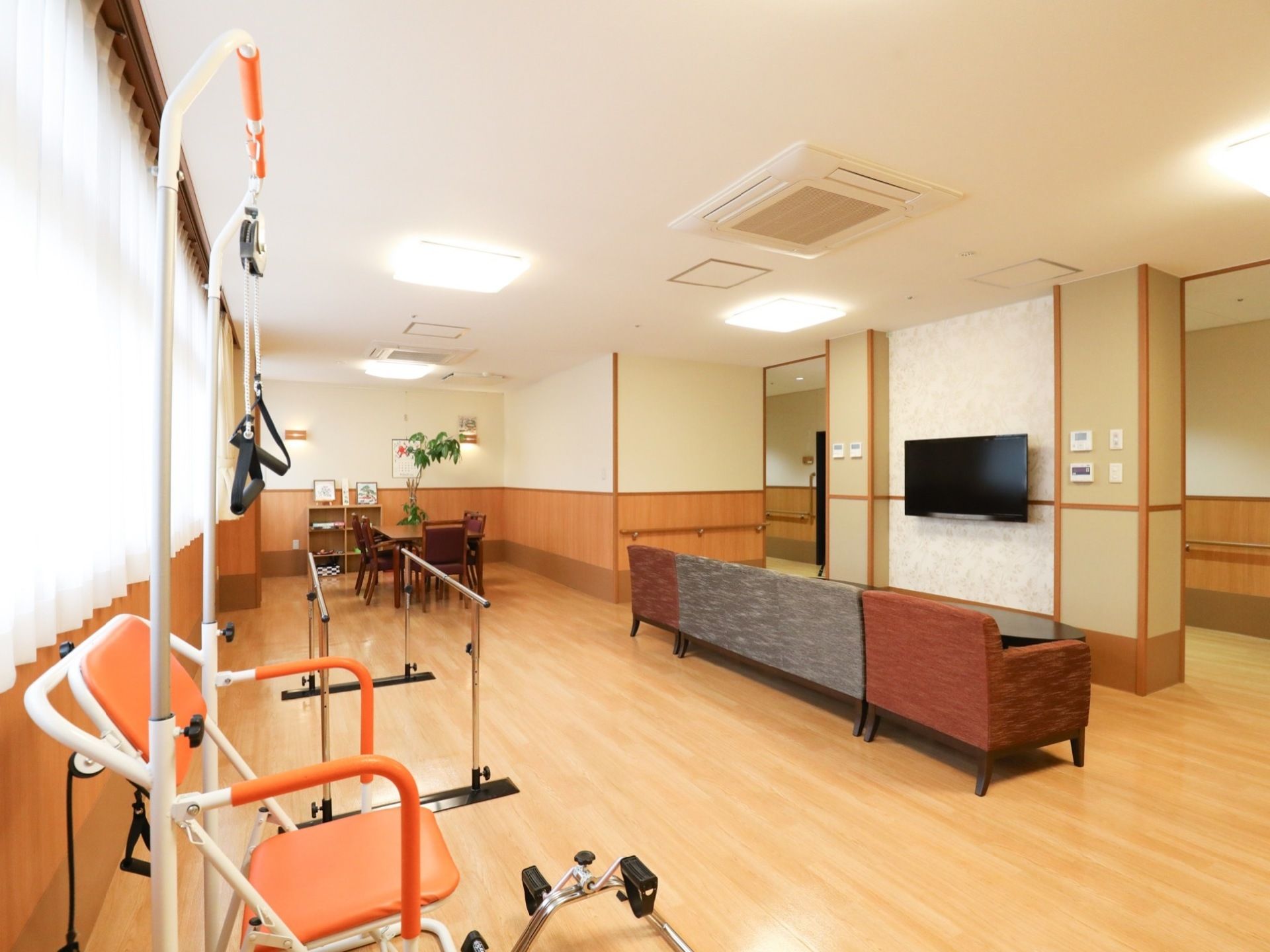 機能訓練用の器具を備え付けた共有スペースである。体を動かした後、休憩できるようにソファーが置かれている。