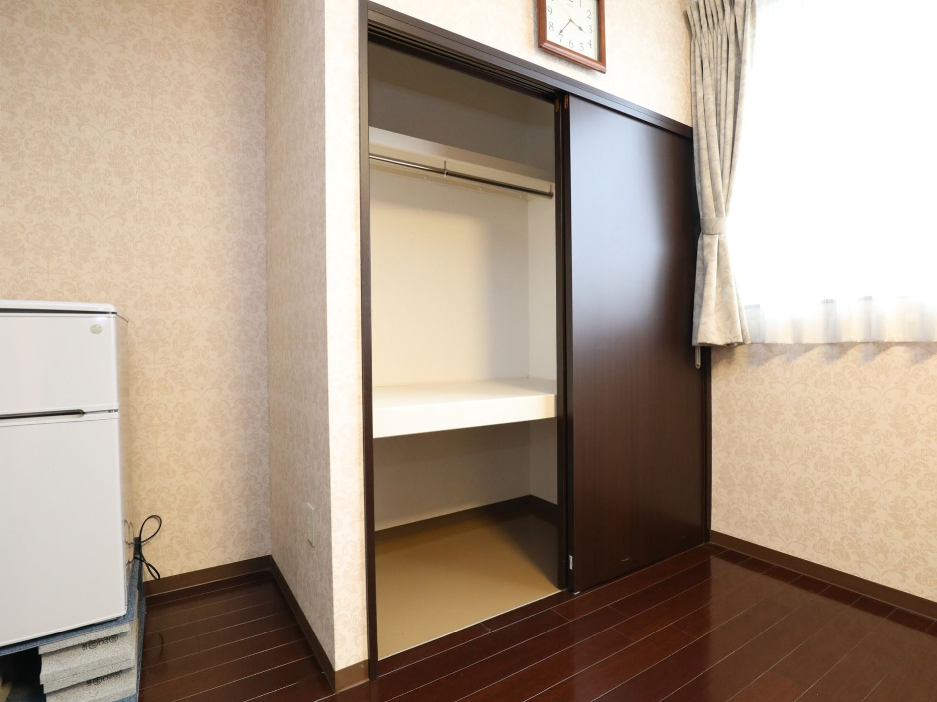 洋風の部屋に合わせた押し入れを備え付けている。中段はハンガーラックを設置し、洋服を掛けて収納することができる。