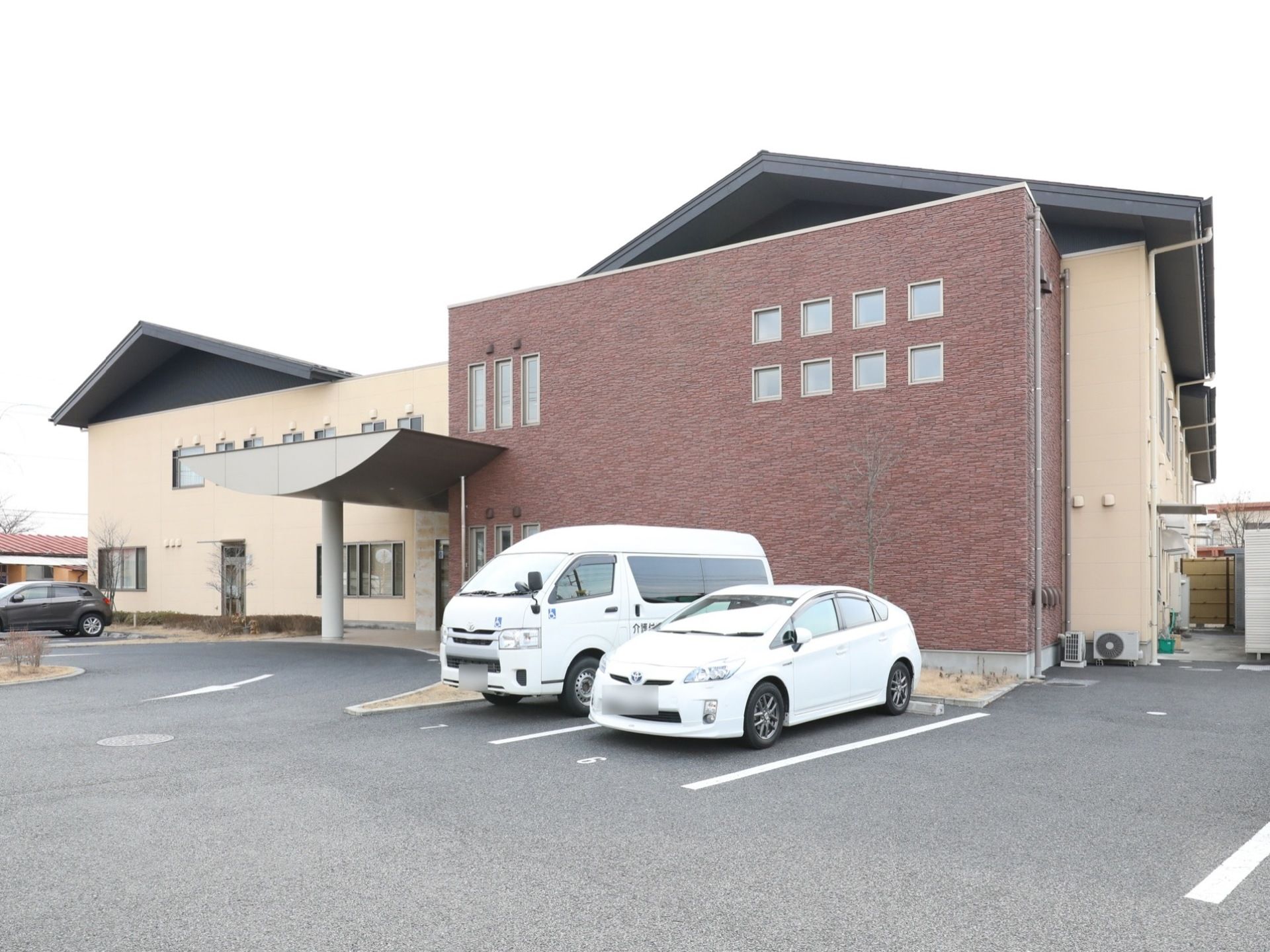 施設の外壁は茶色とベーシュ色のツートンカラーで分かりやすいため、道路からの確認が容易でアクセスがスムーズである。