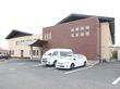 施設の外壁は茶色とベーシュ色のツートンカラーで分かりやすいため、道路からの確認が容易でアクセスがスムーズである。