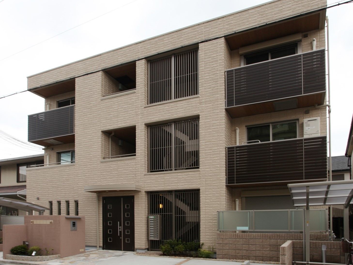 全ての居室にエアコンとベランダが設置されている、施設の外観