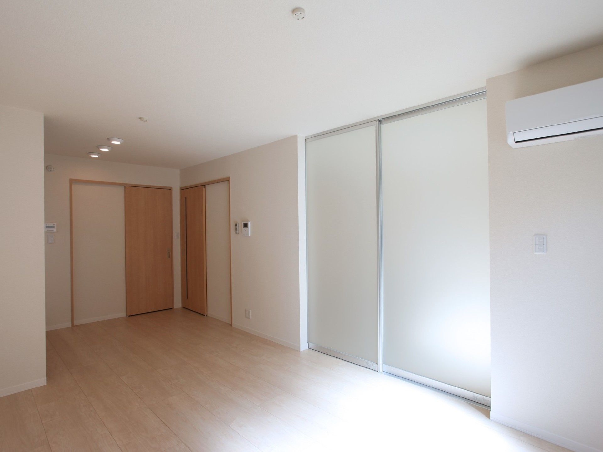 部屋の壁や天井は全て白く、一部がすりガラスのようになっている。扉や床は木目調に整えられ、扉は引き戸になっている。