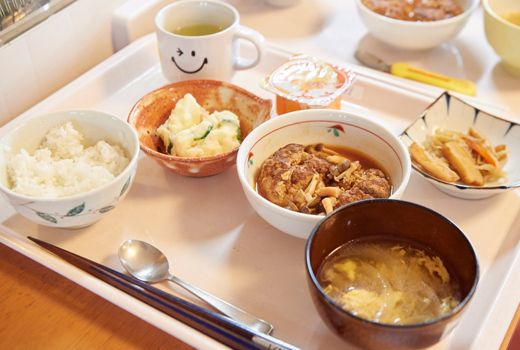 ご飯と味噌汁がセットになった、ハンバーグとポテトサラダのメニュー