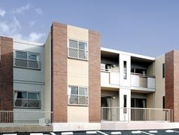 建物のすぐそばに、駐車スペースが確保されている施設