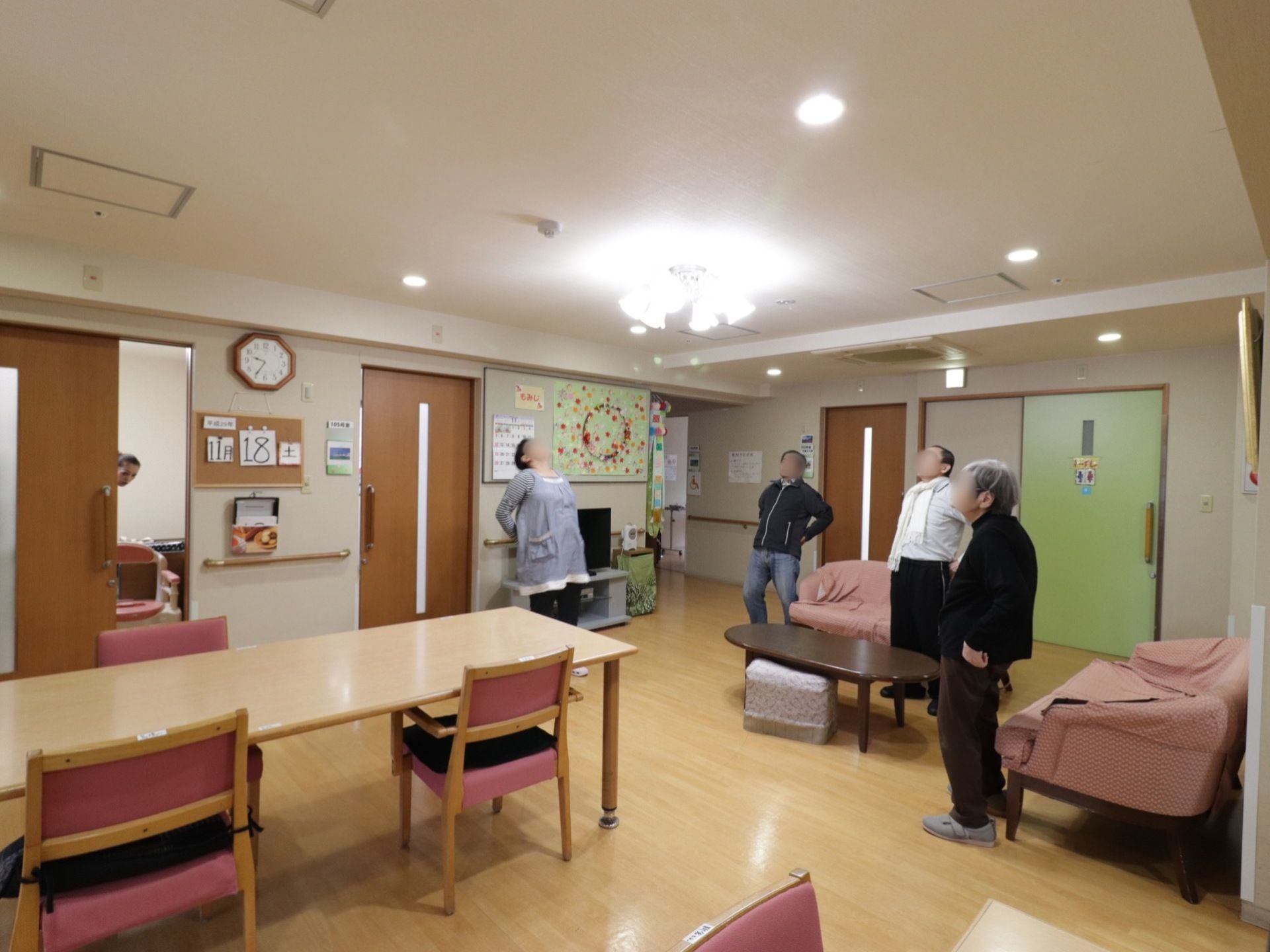 スタッフが中心となり、入居者様たちと運動をする機会を設けている。テレビ前のソファーでくつろいでいる時間など、気軽に運動が実施できる。