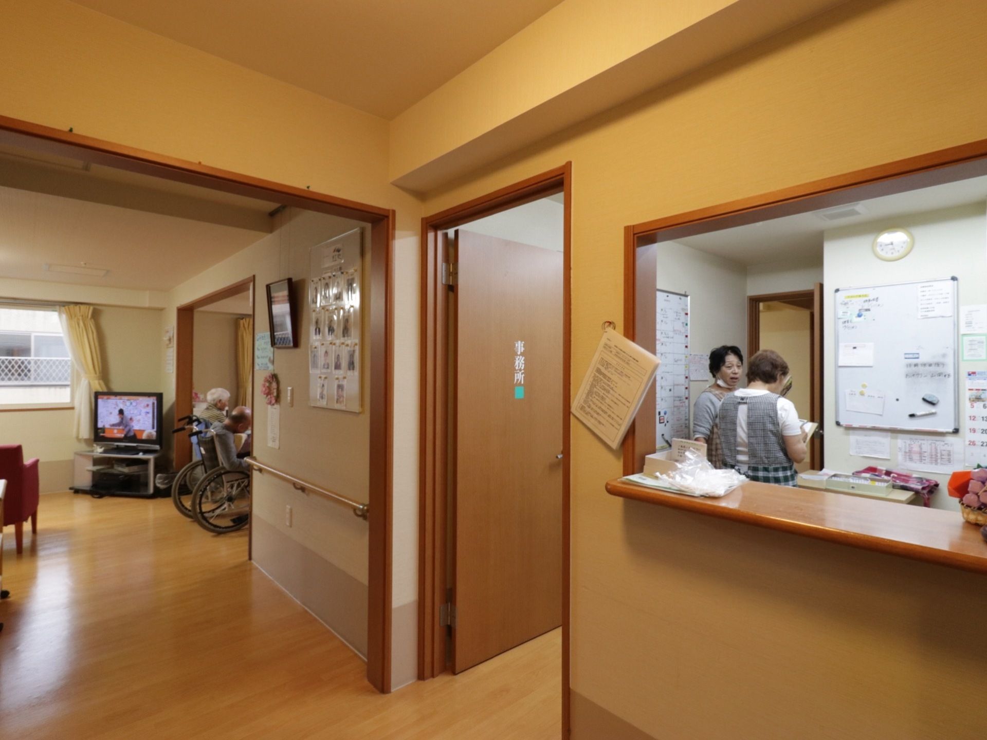玄関内部に受付カウンターを設けている。上部には大きな窓を設け、内部にあるスタッフルームの様子が見えるようにしている。