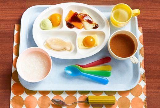 カラフルなランチョンマットに乗せられたワンプレートご飯