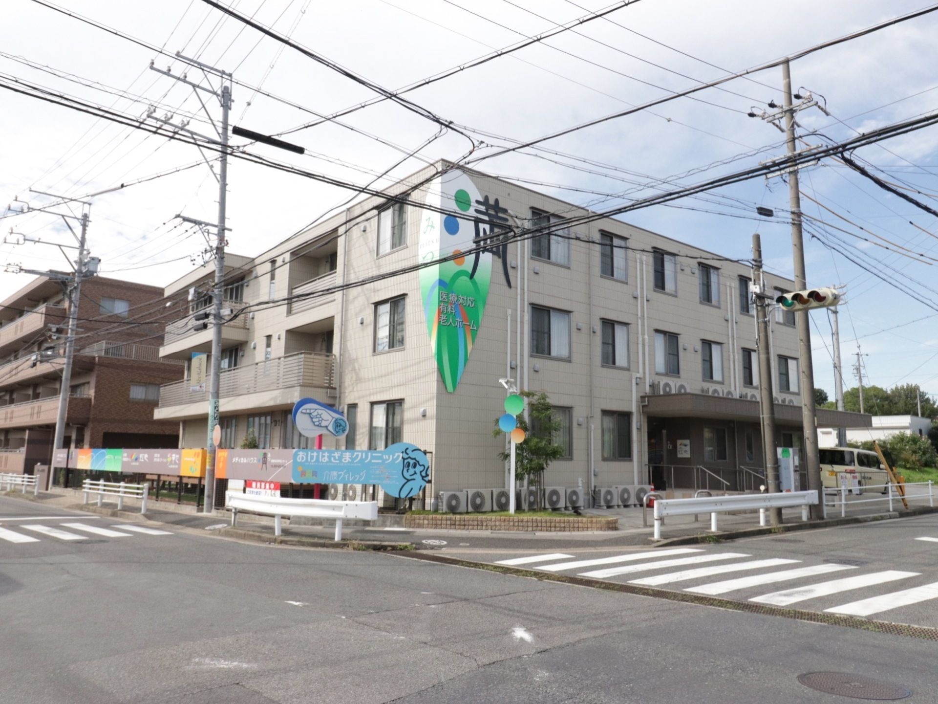 施設は角地にあるので、各部屋の日当たりが良好である。室外機が多くあるので、各部屋にエアコンが取り付けられており、一年中快適である。