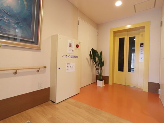 エレベーターホール前