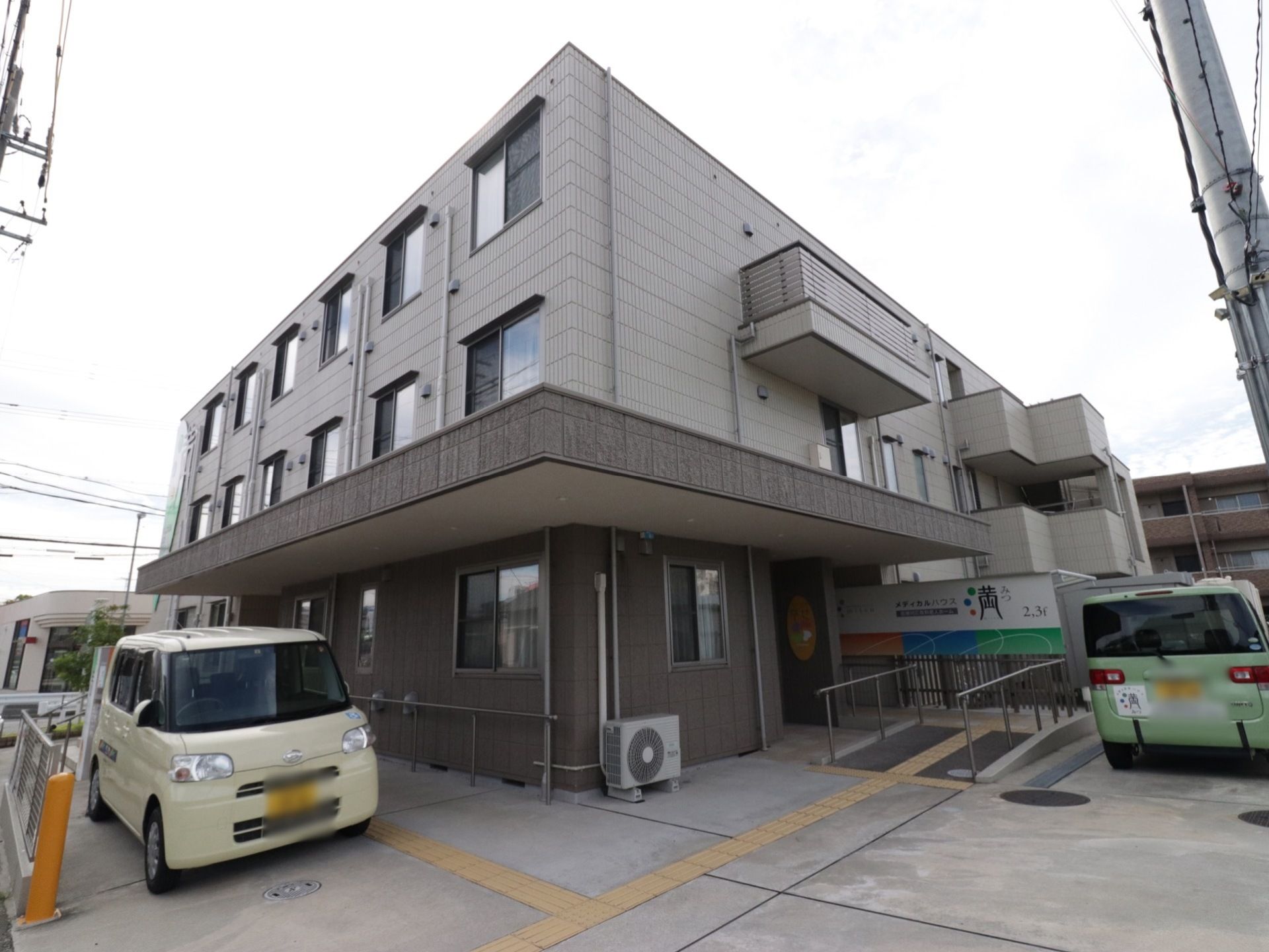 3階建ての建物で、玄関には緩やかなスロープが設けられている。点字ブロックもあるので、目が不自由な方でも安心して歩くことができる。