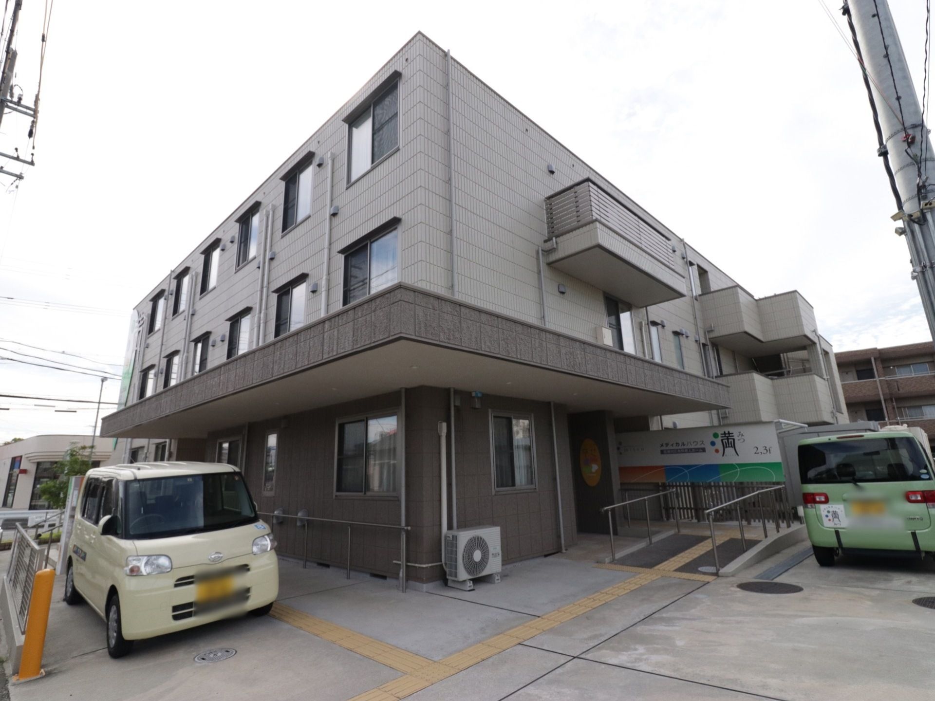手すり付きの緩やかなスロープが設置されている、玄関