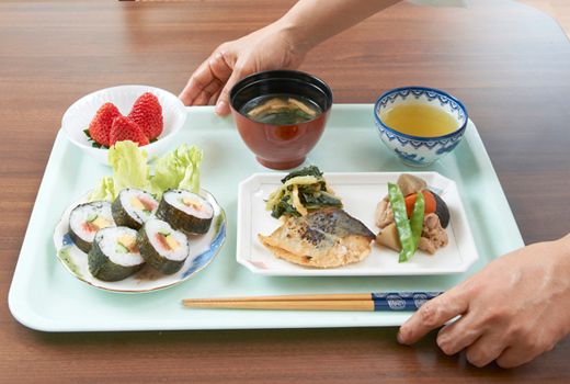 太巻き寿司と焼き魚や野菜の煮物、味噌汁と苺のデザートのセット