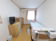 明るい個室の介護施設の部屋