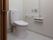 トイレの壁には緑色で確認が容易な押しボタンが設置されており、ご用の場合には介護スタッフを呼ぶことができる。