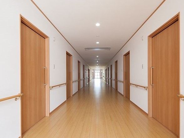 両側に規則的に居室の扉が並んでいる、まっすぐに伸びた通路