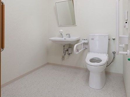 明るいトイレには手洗い器が便器の横に設置されており、入居者様はトイレを使用後に速やかに手を洗うことができる。