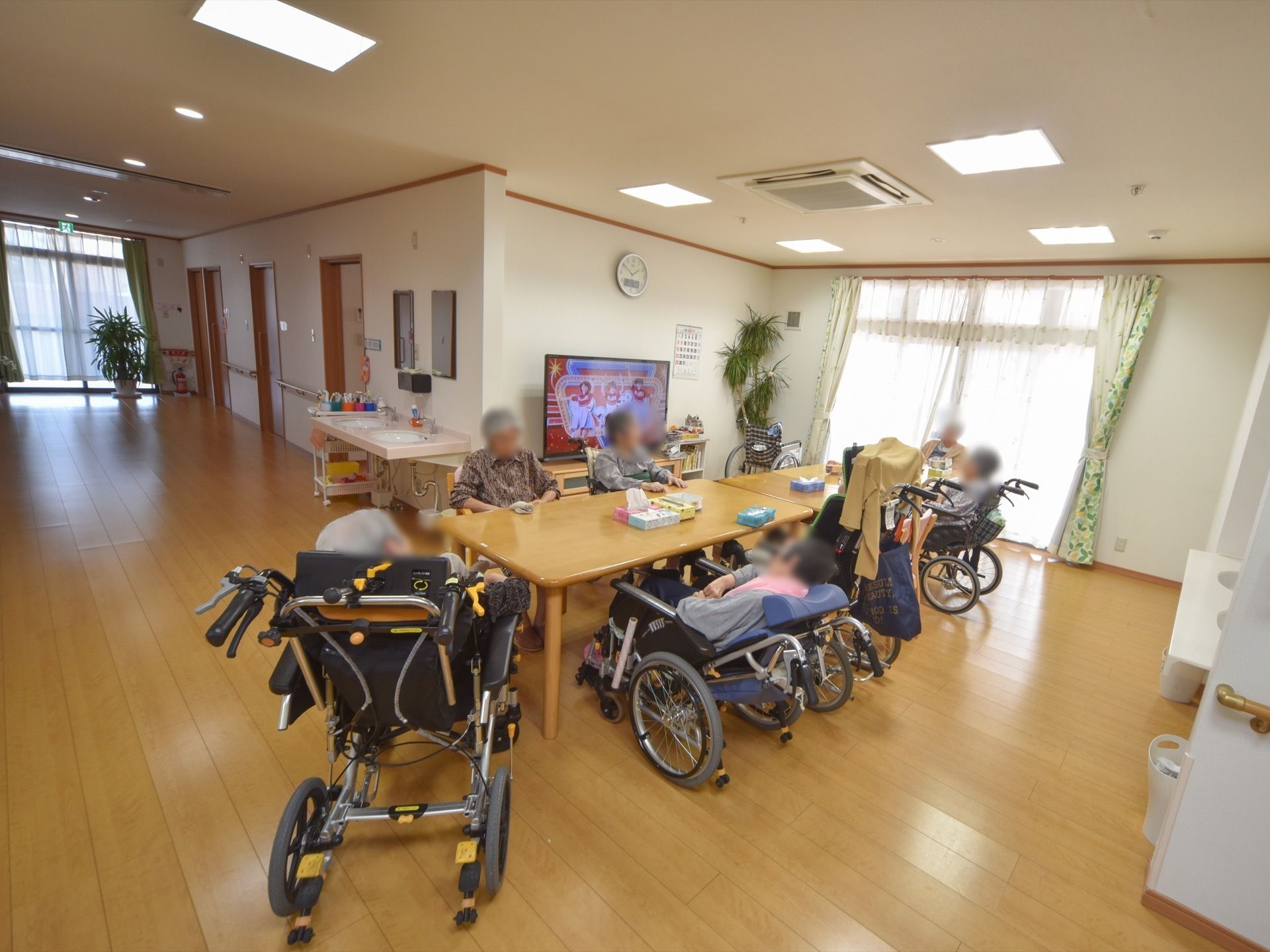 食堂には大き目のテレビが設置されている。入居者様はテレビを見たり、お喋りしたり、お茶を飲んだりとリラックスして過ごせる。