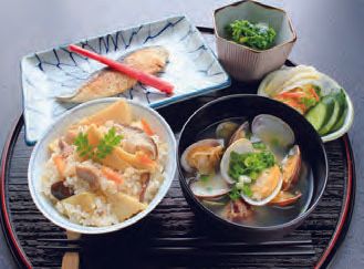 炊き込みご飯と貝の吸い物、焼き鮭とほうれん草のおひたしと浅漬けのセット
