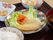 施設で提供される、食事の一例。一汁三菜の食事。主菜は魚料理で副菜は豆の煮物などがあり、趣のある器に盛られている。