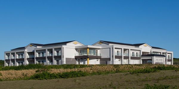 広々とした施設の外観