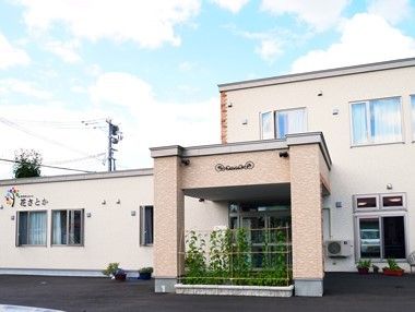 施設の玄関付近は段差がなく、車椅子をご利用の方にもスムーズに出入りしていただける。また車を近くまでつけることも可能。