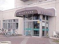 玄関には間口の広い自動ドアを採用しており、どなたにも楽に出入りしていただける。脇には自転車を駐車できるスペースがある。