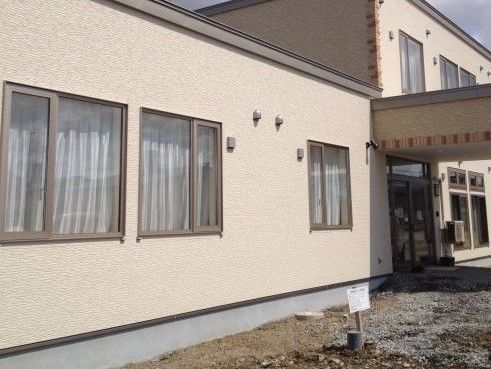 施設は、日当たりが良い立地となっている。外はもちろん室内でも日光浴ができるので、気持ちよく過ごしていただける。
