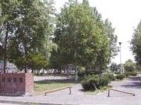 周辺にある公園は緑が多く、景色を楽しみながらお散歩をしていただける。自然に囲まれて過ごせる、憩いの場となっている。