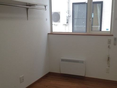 白い内装の居室。フラットな床のため、安全に部屋内を移動できる。空調も充実しているため、四季を通じて快適に過ごすことができる。