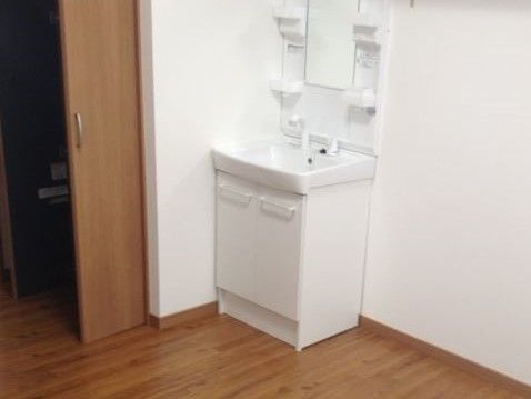 各部屋のドアは引き戸であり、開閉がしやすい。ドレッサーには鏡がはめ込んであり、収納が充実しているため、身支度がしやすい。