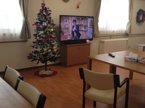 テレビがあるリビングには、暖房器具や机や椅子を設置している。入居者様同士が交流できるイベントを頻繁に行っている。