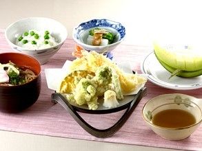 この日のメニューは、豆ごはんに、メインのおかずはてんぷらである。麺類などの小鉢やフルーツを添えた食事である。