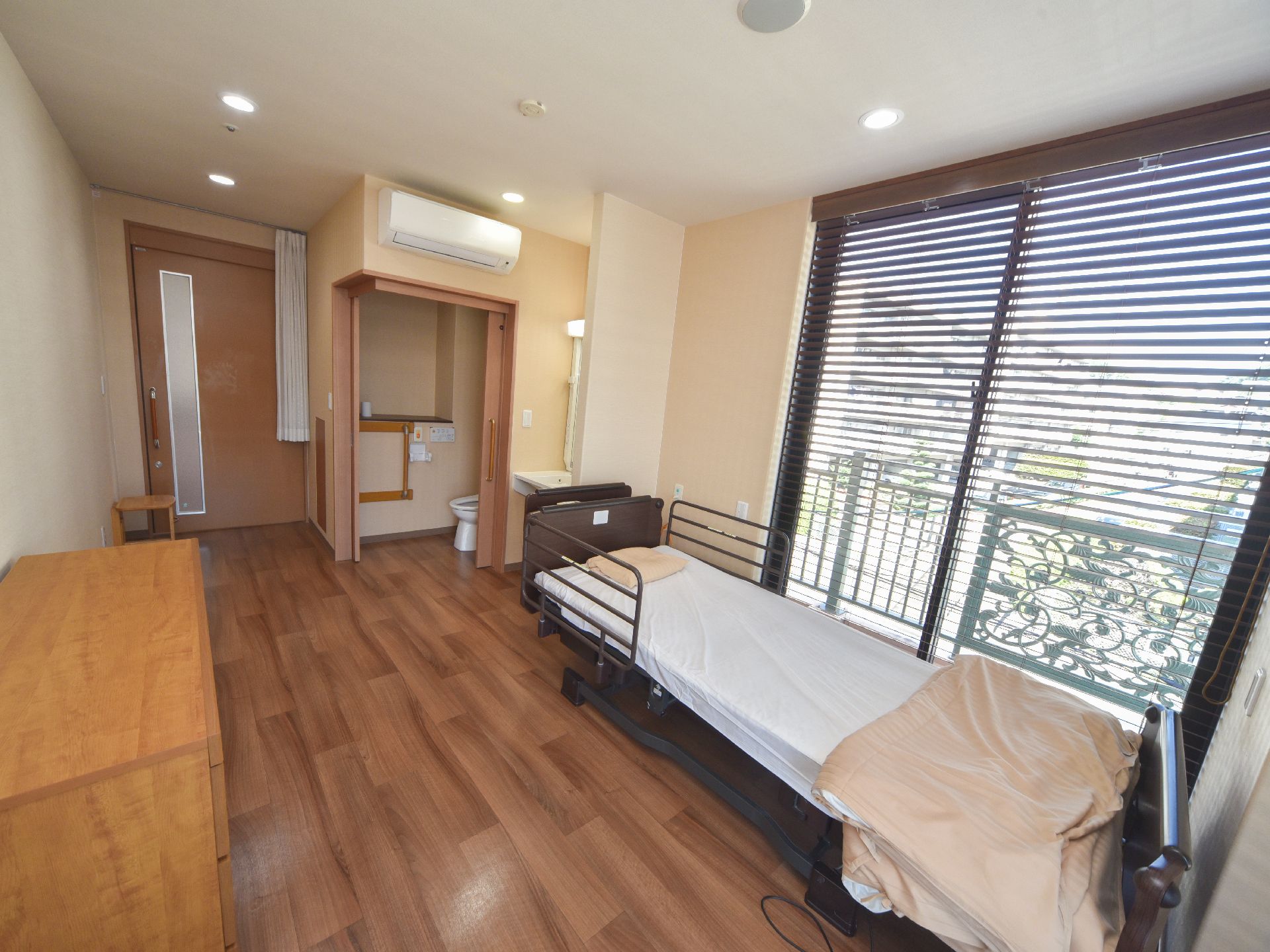 室内にはベッドの他にタンス等も用意されており、日常生活に不便のない配慮がされている。またエアコンもあるので、熱中症対策も可能。
